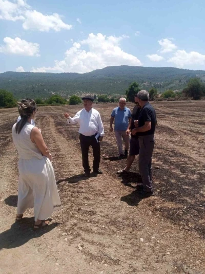 Baştuğ Yelişyurt&rsquo;ta 14 ton saman balyası yanan &uuml;reticiyi ziyaret etti
