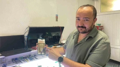 Bataryası değiştirilmek istenen cep telefonu bir anda alev aldı
