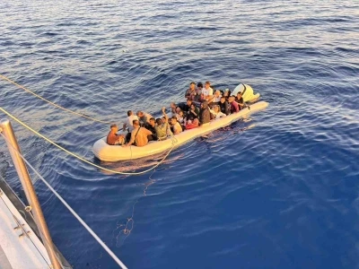 Batmak üzere olan lastik bottan 13’ü çocuk 43 göçmen kurtarıldı
