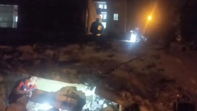 Batman'da 2 katlı bina çöktü