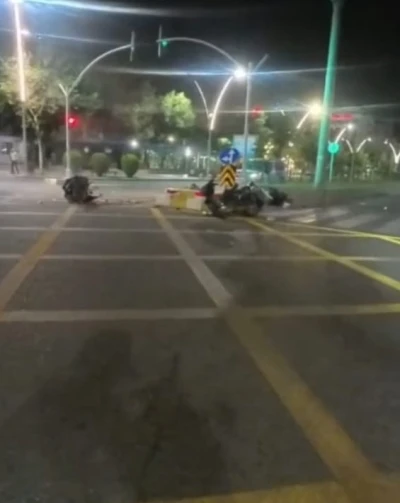 Batman&rsquo;da 2 kişinin yaralandığı kaza anı g&uuml;venlik kameralarına yansıdı
