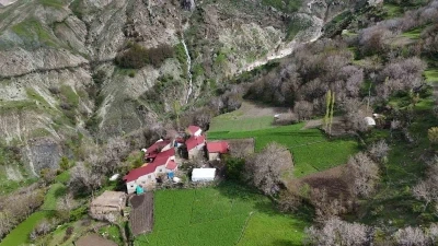 Batman&rsquo;da 3 metre y&uuml;ksekliğindeki kar mağaraları hayran bırakıyor
