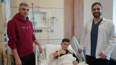 Batman&rsquo;da ameliyat edilen hastanın bel kemikleri &ccedil;ıkarılıp tekrar takıldı
