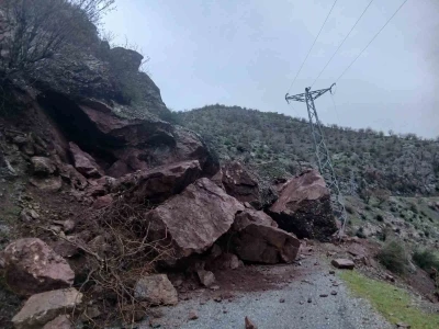 Batman&rsquo;da dağdan kopan dev kayalar 10&rsquo;dan fazla yolu ulaşıma kapattı
