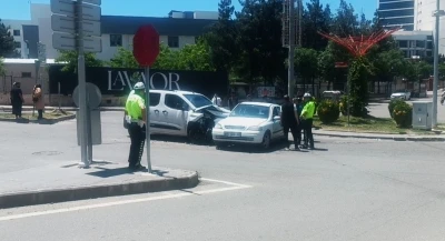 Batman&rsquo;da hafif ticari ara&ccedil; ile otomobil &ccedil;arpıştı: 3 yaralı
