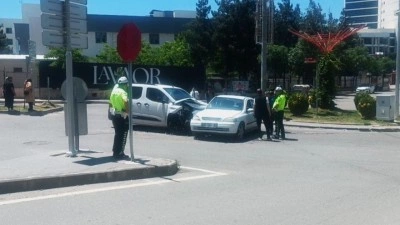 Batman'da hafif ticari ara&ccedil; ile otomobil &ccedil;arpıştı: 3 yaralı
