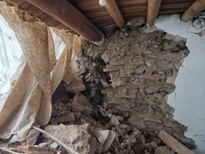 Batman&rsquo;da heyelan: Kayaların d&uuml;şt&uuml;ğ&uuml; ev yıkıldı
