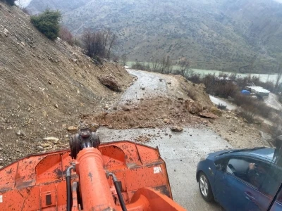 Batman&rsquo;da heyelan: K&ouml;y yolları ulaşıma kapandı
