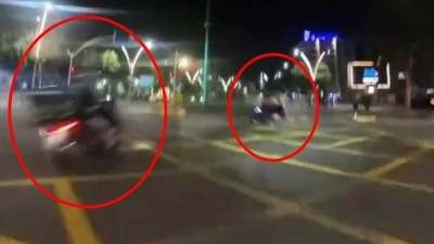 Batman'da iki motosiklet kafa kafaya &ccedil;arpıştı: 1'i ağır 3 yaralı