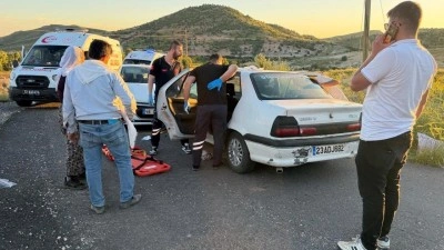 Batman'da iki otomobil &ccedil;arpıştı: 12 yaralı
