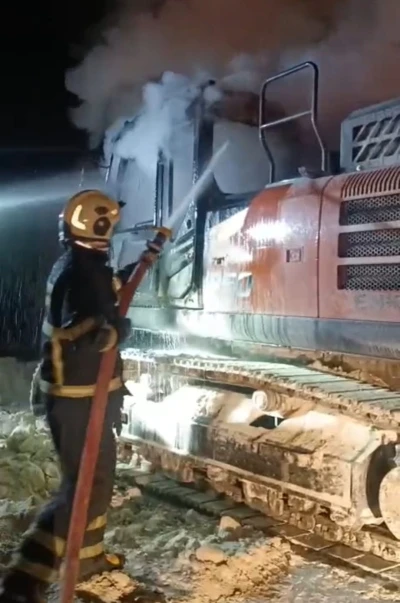 Batman&rsquo;da iş makinesi yandı
