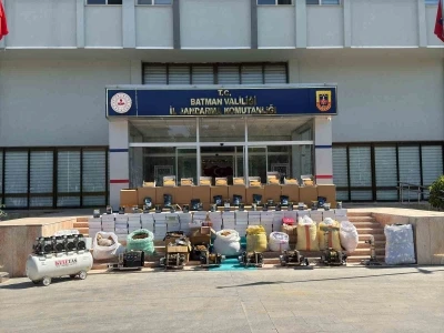 Batman&rsquo;da ka&ccedil;ak&ccedil;ılık operasyonunda binlerce ka&ccedil;ak &uuml;r&uuml;n ele ge&ccedil;irildi
