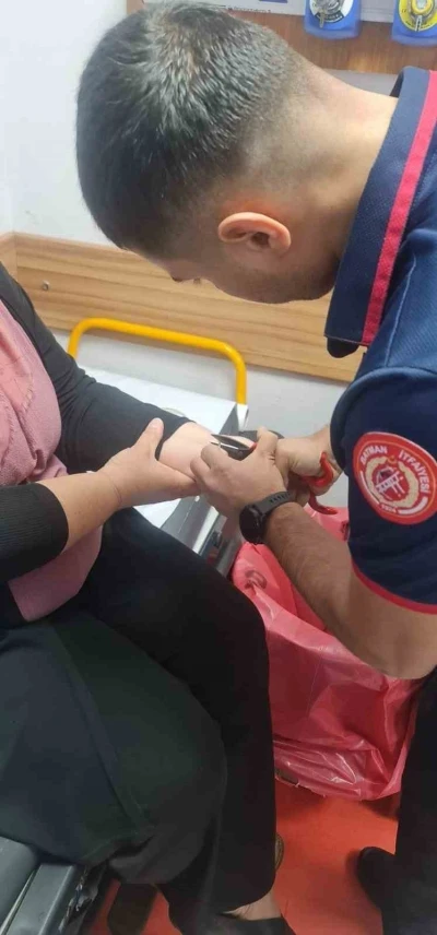 Batman’da kadının bileğine sıkışan bilezik itfaiye ekiplerince çıkarıldı
