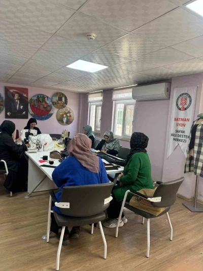 Batman&rsquo;da kadınlar ilmek ilmek geleceği dokuyor
