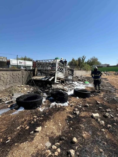 Batman‘da kamyonet römorkunda bulunan lastiklerle yandı
