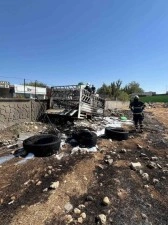 Batman‘da kamyonet römorkunda bulunan lastiklerle yandı