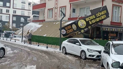 Batman&rsquo;da kar nedeniyle iş yerlerin sundurması &ccedil;&ouml;kt&uuml;
