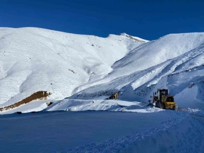 Batman&rsquo;da kar yağışı nedeniyle hasta kep&ccedil;e ile ambulansa ulaştırıldı
