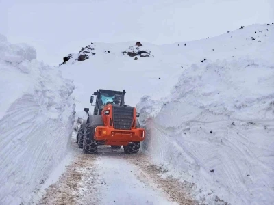 Batman&rsquo;da karla m&uuml;cadele &ccedil;alışmaları
