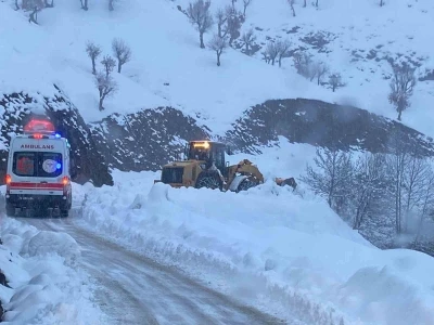 Batman&rsquo;da k&ouml;yde mahsur kalan hasta 7 saatlik &ccedil;alışma ile kurtarıldı

