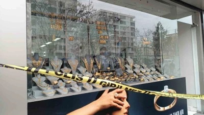 Batman&rsquo;da kuru sıkı tabancayla kuyumcu soygunu: 1 kilo altın &ccedil;alındı
