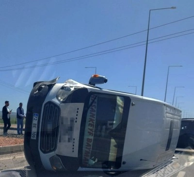 Batman&rsquo;da minib&uuml;s ile otomobil &ccedil;arpıştı: 5 yaralı