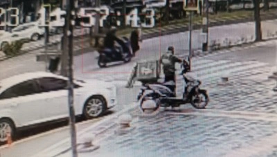 Batman&rsquo;da motosikletin yayaya &ccedil;arpma anı kamerada