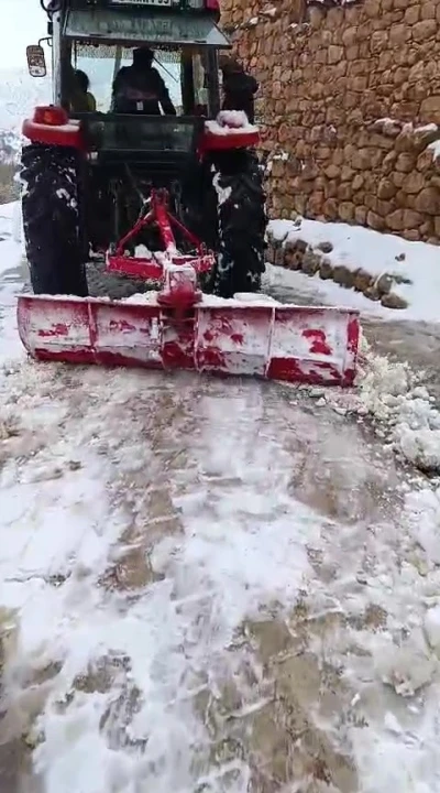 Batman&rsquo;da muhtar, yolun kapanmaması i&ccedil;in trakt&ouml;rle kar birikintilerini temizledi
