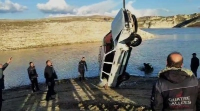 Batman&rsquo;da nehir kıyısına park edilen ara&ccedil; suya g&ouml;m&uuml;ld&uuml;