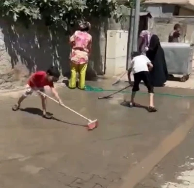 Batman&rsquo;da onarım sonrası temizlenmeyen yolları vatandaşlar temizledi
