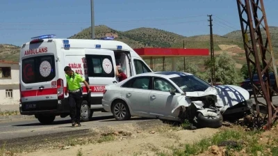 Batman&rsquo;da otomobil direğe &ccedil;arptı, baba ve oğlu yaralandı
