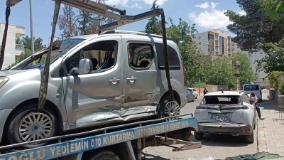 Batman&rsquo;da otomobil ile hafif ticari ara&ccedil; &ccedil;arpıştı: 1 yaralı
