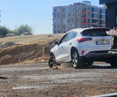 Batman’da otomobil rögara çıktı