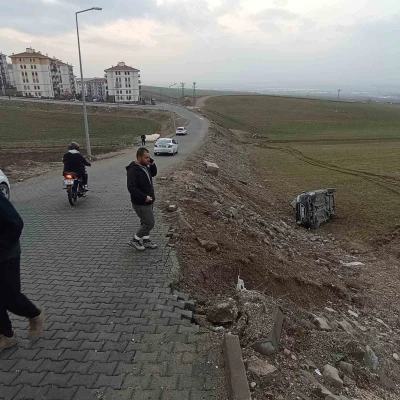 Batman&rsquo;da otomobil şarampole yuvarlandı: 1 yaralı
