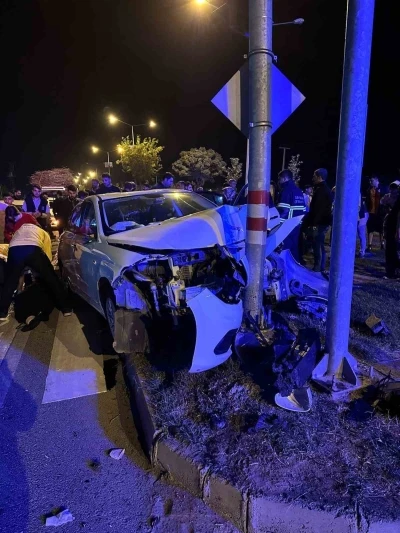Batman’da otomobil trafik ışığı direğine çarptı: 3 yaralı
