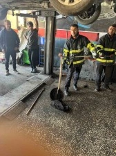 Batman’da otomobilin motoruna giren yılan itfaiyeyle ekiplerince çıkartıldı