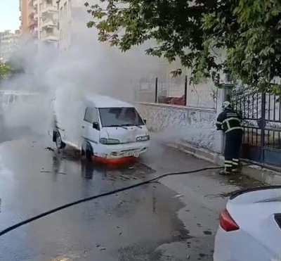 Batman’da park halindeki minibüs yandı