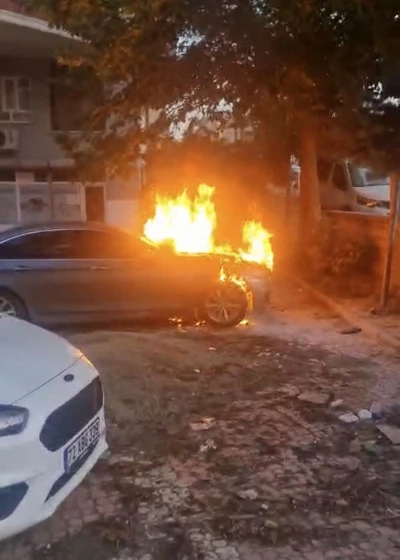 Batman&rsquo;da park halindeki otomobil yandı
