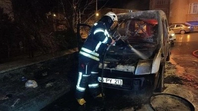 Batman'da park halindeki otomobil yandı