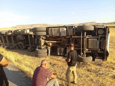 Batman’da saman yüklü tır yan yattı: 1 yaralı