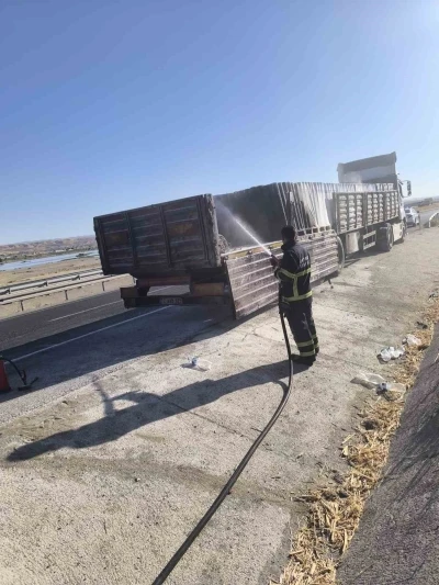 Batman’da seyir halindeki tırın dorsesinde yangın çıktı
