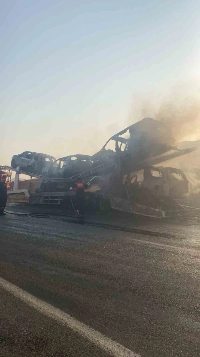 Batman’da sıfır kilometre 5 lüks araç, yüklü olduğu tırla yanarak hurdaya döndü
