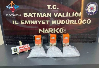 Batman&rsquo;da ş&uuml;pheli g&ouml;r&uuml;len takside 3 kilo metamfetamin ele ge&ccedil;irildi: 2 tutuklama
