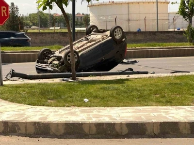 Batman&rsquo;da takla atan otomobilin s&uuml;r&uuml;c&uuml;s&uuml; yaralandı
