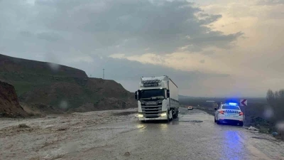 Batman&rsquo;da yağmur sonrası sulama kanalı taştı: Kara yolu tek şeride d&uuml;şt&uuml;

