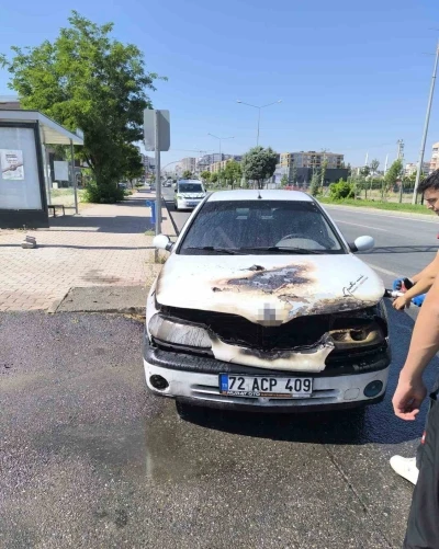 Batman&rsquo;da yanan otomobil itfaiye ekiplerince s&ouml;nd&uuml;r&uuml;ld&uuml;
