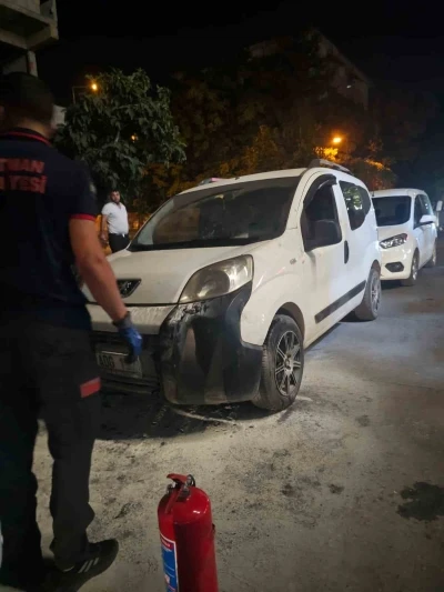 Batman’da yanan otomobili vatandaşlar söndürdü
