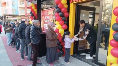 Batman&rsquo;da yeni a&ccedil;ılan d&ouml;nerci, bin kişiye &uuml;cretsiz iftar dağıttı