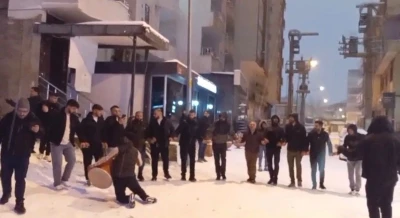 Batman&rsquo;da yıllar sonra gelen kar sevinci: Davul zurna, halay ve kızak keyfi
