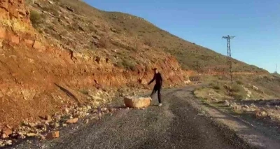 Batman&rsquo;da yolu kapatan kayaları beden eğitimi &ouml;ğretmeni temizledi
